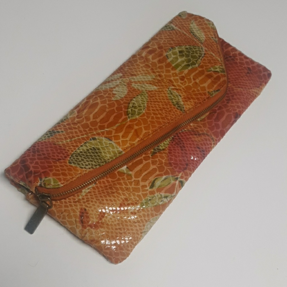 Hobo clutch floral